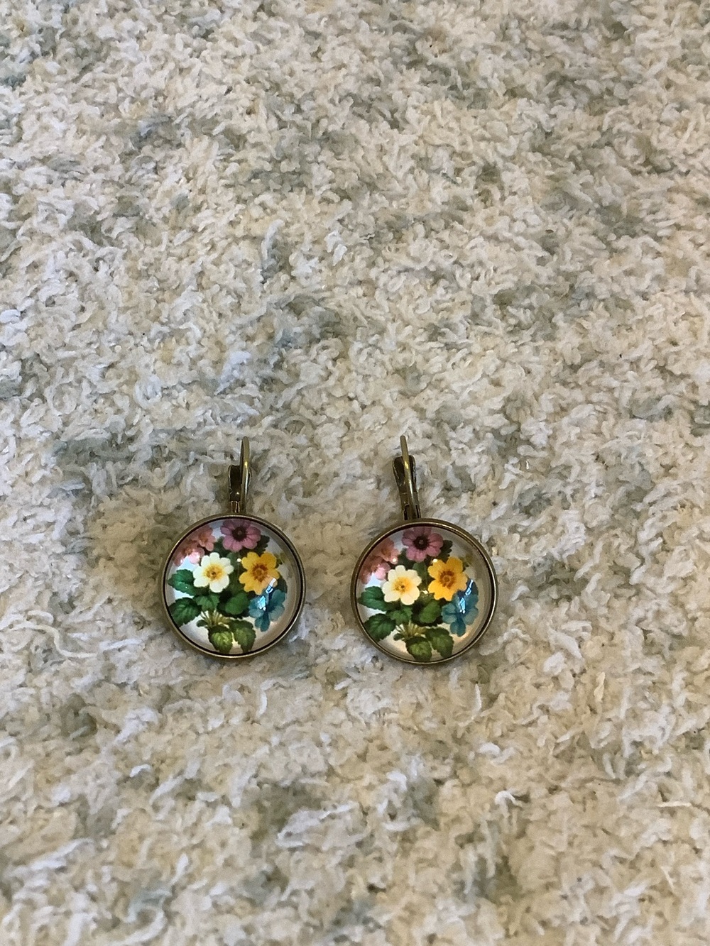 Primrose Floral Glass Cabochon Pierced Earrings NWT Brass .75”